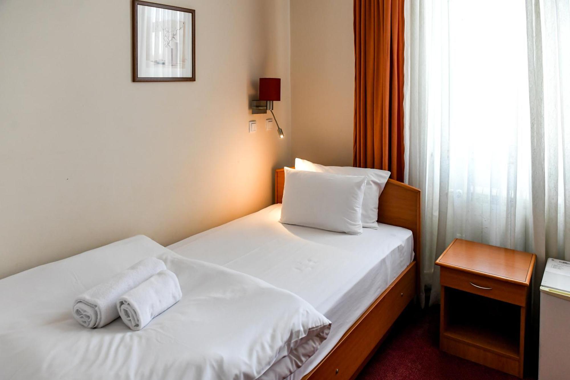 Hotel Fontana Backa Palanka Ngoại thất bức ảnh